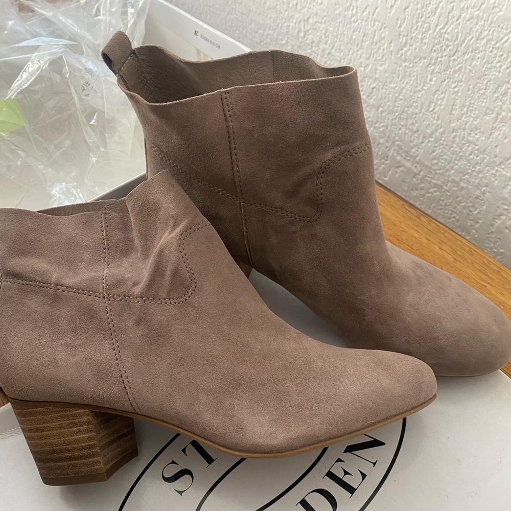 Steve Madden Harber Taupe Suede Boots. Size 6 1/2